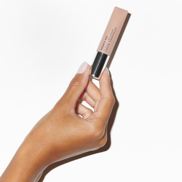 superluminous_serum_concealer_very_fair_194505_CSL_handmodel_WEB
