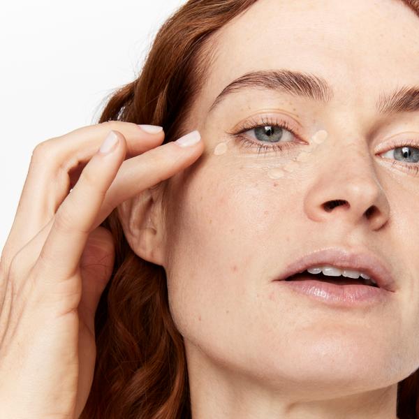 superluminous_serum_concealer_very_fair_194505_CSL_model_vanessa_1_WEB