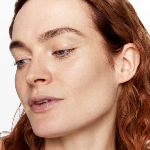 superluminous_serum_concealer_very_fair_194505_CSL_model_vanessa_2_WEB