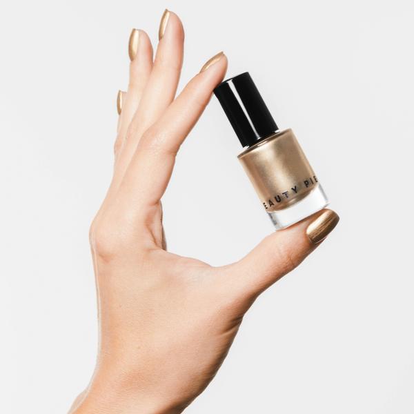 wondercolour_nail_polish_gift_wrapped_197063_handmodel_WEB_1