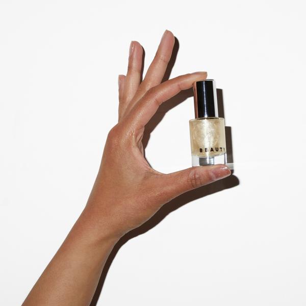 wondercolour_nail_polish_gold_drops_70302_CSL_handmodel_2_WEB